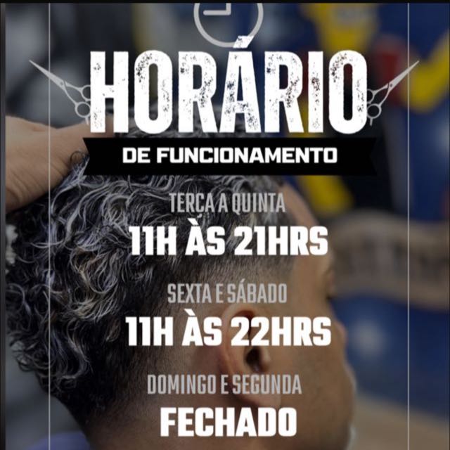 Cartaz de horário de funcionamento: Terça a Quinta 11h às 21h, Sexta e Sábado 11h às 22h, Domingo e Segunda fechado
